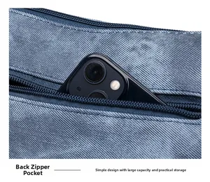 Détail macro de la grande poche zippée arrière d'un sac en jean avec smartphone