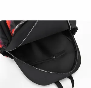 Detailansicht der Innenstruktur mit Reißverschlussfach und großem Hauptfach des Rucksacks