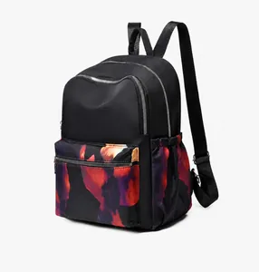 Detailaufnahme des schwarzen Oxford-Rucksacks mit wasserdichtem Stoff und Verlaufsmuster