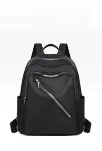 Vue de face sac à dos en tissu Oxford noir imperméable avec fermetures éclair en métal