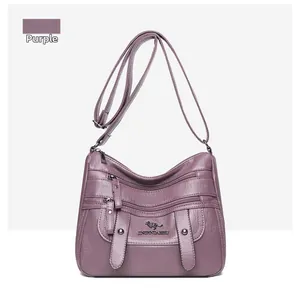 Detailansicht der violetten Kunstledertasche mit drei Reißverschlüssen und Känguru-Logo