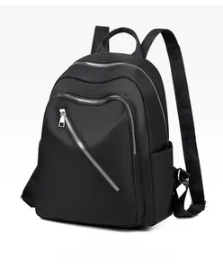 Détail d'un sac à dos oxford noir imperméable avec poches zippées argentées diagonales
