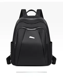 Vue avant du sac à dos noir en tissu oxford avec plusieurs poches zippées pour femme