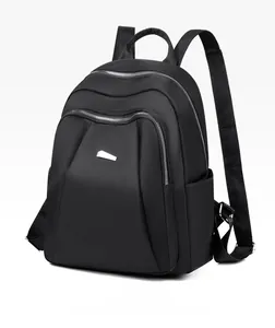 Vue latérale détaillée d'un sac à dos en nylon noir avec doubles fermetures à glissière