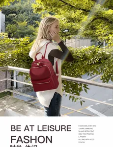 Mochila impermeable rojo oscuro con diseño acolchado y cremalleras de metal dorado