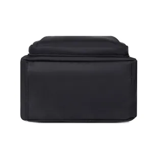 Vue de dessous du sac à dos en tissu Oxford noir montrant les coutures et la base durable