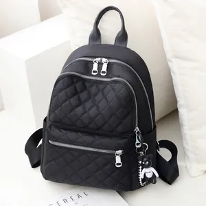 Sac à dos femme en nylon noir imperméable avec motif matelassé et porte-clé ours