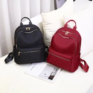 Mochilas impermeables de nylon en negro y granate con bolsillo frontal acolchado