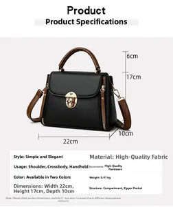 Détails du petit sac carré montrant les dimensions de 22cm et la texture du cuir noir grainé