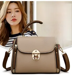 Détail du sac bandoulière beige avec fermoir en métal doré et similicuir texturé