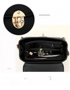 Intérieur détaillé d'un sac bandoulière en cuir noir avec fermoir et compartiments multiples
