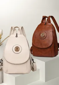 Detail der PU-Ledertasche mit Vintage-Metallschnalle und vielseitigem Schultergurtsystem