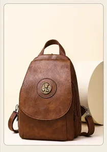 Detailaufnahme des braunen PU-Lederrucksacks mit Vintage-Bärenemblem und feiner Texturierung