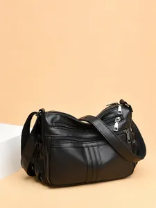 Dettaglio borsa in pelle PU nera grana litchi con tasche multiple con cerniere in metallo