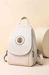 Detailansicht cremefarbener PU-Rucksack mit Vintage-Logo und siebenfach verstellbaren Gurten