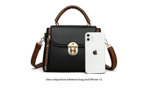 Comparaison de taille du sac en cuir noir avec un smartphone montrant des dimensions compactes