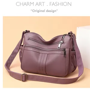 Dettaglio della borsa a tracolla in pelle PU viola con tasche multiple e cerniere
