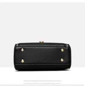 Détail de la base du sac en cuir grainé noir avec rivets de protection en métal doré