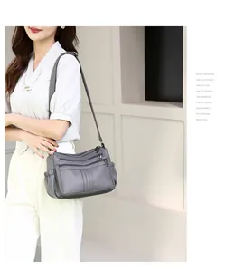 Dettaglio borsa a tracolla grigio scuro in pelle PU con doppie tasche anteriori zip