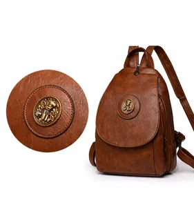Detailansicht eines braunen PU-Lederrucksacks mit Vintage-Metallbär-Reliefdekor