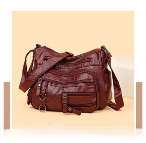 Vue détaillée du sac cabas bordeaux en cuir PU avec plusieurs fermetures éclair métalliques
