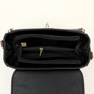 Sac bandoulière en cuir noir avec trois compartiments internes et garnitures dorées