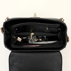 Sac bandoulière en cuir grainé noir avec trois compartiments et fermoir doré chic