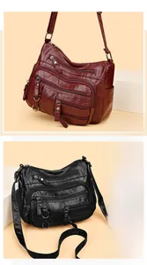 Détail de sacs bandoulière en cuir souple à poches multiples en bordeaux et noir