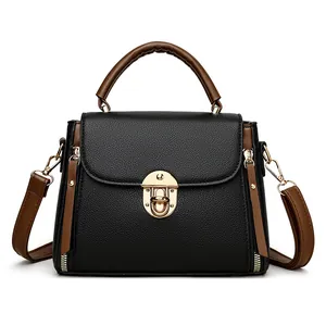 Sac bandoulière classique noir et marron avec détails dorés et poignée supérieure