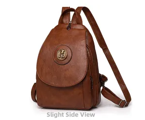 Seitenansicht des braunen Retro-Rucksacks aus PU-Leder mit Metall-Emblem und Klappe