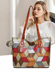 Primer plano detallado del diseño geométrico y la textura del cuero en el bolso tote