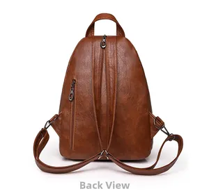 Rückansicht des braunen PU-Lederrucksacks mit Lychee-Struktur, Riemen und Reißverschluss