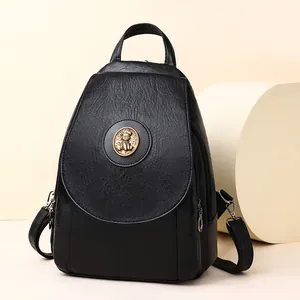 Minimalistischer schwarzer PU-Lederrucksack mit goldenem Wappen und großem Volumen