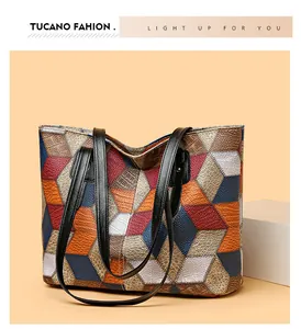 Detalle del patchwork geométrico 3D en un gran bolso de cuero con rombos de colores