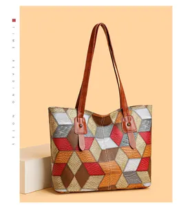 Detalle de bolso tote de patchwork geométrico multicolor con textura de cuero