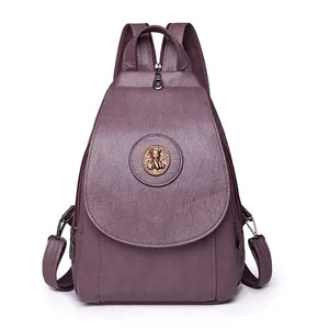 Minimalistischer lila Rucksack aus PU-Leder mit Narbung und runder Bronze-Plakette