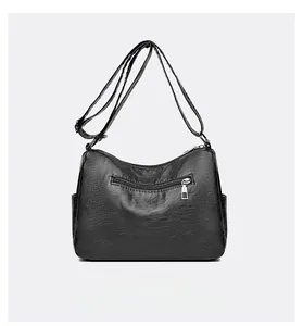 Vue arrière du sac à bandoulière en cuir souple noir avec poche zippée et côtés