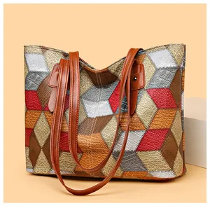 Detalle de bolso tote con diseño geométrico multicolor en relieve y textura de cuero