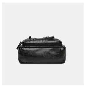 Vue détaillée du fond du sac cabas en cuir PU noir avec coutures précises et grain texturé