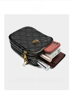 Sac bandoulière en cuir matelassé noir avec fermoir fleur dorée et triple fermeture