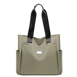 Große olivgrüne Oxford-Tasche für Damen mit schwarzen Gurtgriffen und Seitentaschen