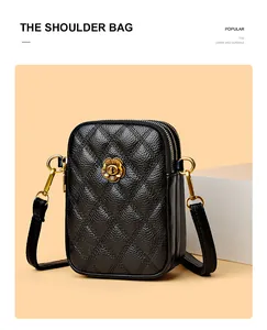 Détail du sac bandoulière en cuir noir matelassé avec fermoir pétale doré et zips