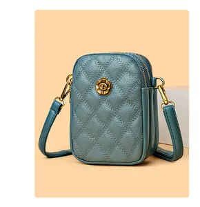 Détail du sac de téléphone en cuir bleu-gris avec grain de litchi et surpiqûres
