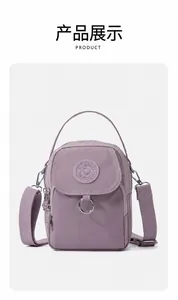 Détail du mini sac bandoulière en nylon lilas avec plusieurs couches et sangle large