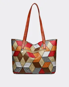Vista de la parte trasera del bolso tote de cuero multicolor con diseño patchwork