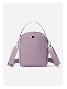 Détail du mini sac bandoulière en nylon violet avec poignée et large sangle réglable