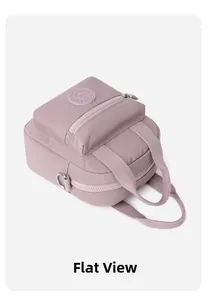 Detalle del bolso de nailon morado con cremallera frontal y anilla en D metálica