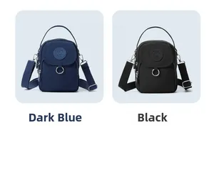 Détail de petits sacs bandoulière en nylon de couleur bleu foncé et noir pour femme