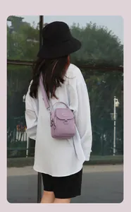 Vue détaillée d'un sac de téléphone violet en nylon porté par un mannequin en extérieur
