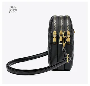 Vue latérale du sac bandoulière en cuir noir matelassé avec trois fermetures éclair dorées